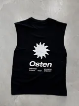 Musculosa negra sin mangas con estampado gráfico en la espalda que incluye un sol estilizado en blanco y el texto "Osten Empower Elevate Your Strenght".
