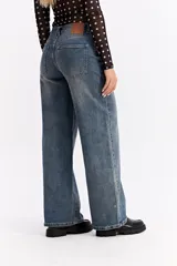 Jean de corte wide leg con tiro alto y piernas amplias, confeccionado en denim de algodón con lavado azul medio.