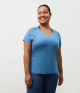 Remera deportiva de microfibra color negro, con cuello redondo, mangas cortas y detalles de perforaciones en los laterales de las mangas.
