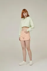 Buzo color durazno, corto, con capucha y mangas largas.