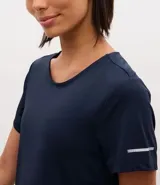 Remera deportiva de manga corta con cuello redondo, confeccionada en tejido texturizado con detalle reflectante y pliegue en la espalda.