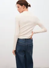 Jersey de punto fino mezcla de lana, color crudo, con cuello polo y cierre frontal de botones, de diseño canalé entallado y manga larga.