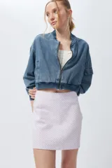 Minifalda recta con estampado de cuadros blancos y negros, con cierre invisible en el lateral.