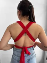 Top negro con escote halter y tiras cruzadas en el abdomen.