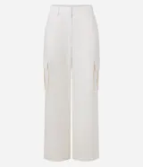 Pantalón recto color crema, confeccionado en tricolina, con cintura tipo sastreria, trabillas, cierre por botón y cremallera, y bolsillos cargo laterales.