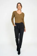 Pantalón de corte recto con diseño de rayas verticales finas, confeccionado en una mezcla de algodón y poliéster. Presenta cintura elástica con lazo ajustable, bolsillos laterales y un acabado elegante y versátil.