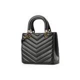 Cartera negra de símil cuero acolchado con diseño de líneas horizontales en forma de V. Tiene acceso con cierre y broches imantados, correa regulable, herrajes dorados y tres compartimentos internos. Se puede usar como bandolera o de mano.