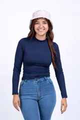 Polera color marrón con cuello alto y mangas largas.