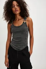 Musculosa de algodón acanalado gris oscuro, de calce ajustado, con escote redondo, ruedo curvo y tiras con pasador de hebilla metálica.