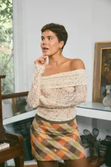 Minifalda de gabardina de algodón con estampado geométrico en tonos azules, naranjas y beige.