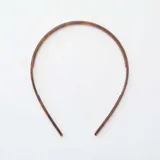 Diadema marrón con diseño de carey y dientes internos para sujetar el cabello.