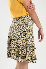 Minifalda con estampado animal print en tonos beige, negro y amarillo, con volados en el ruedo.