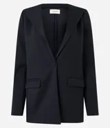 Blazer negro de punto roma, con capucha, escote en pico, bolsillos con solapa y cierre delantero con botón único.