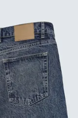 Pantalón jeans straight ankle fit de tiro medio, confeccionado en denim de algodón con efecto lavado. Presenta diseño de cinco bolsillos y cierre frontal con cremallera y botón.