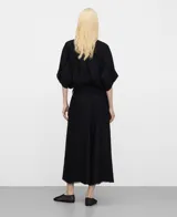 Pantalón culotte negro de lino y viscosa, con trabillas en la cintura, bolsillos laterales, bolsillos de plastrón en la espalda y bajo desflecado.