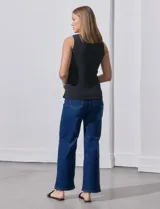 Musculosa amarilla de algodón con cuello redondo y sisas anchas.