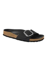 Sandalia Birkenstock Madrid con hebilla grande, confeccionada en cuero engrasado color negro, con plantilla anatómica de corcho y látex, y suela de EVA.