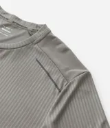 Remera deportiva de manga corta y cuello redondo, color celeste, con tecnología dry y detalles reflectantes en los hombros.