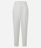 Pantalón de sastrería corte carrot, color blanco, con cintura alta, pliegues frontales y bajo con dobladillo italiano.