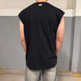 Musculosa blanca de corte holgado y sisas amplias.