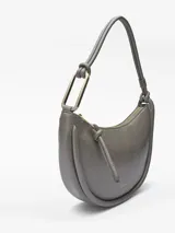 Bolso de hombro tipo media luna de Adolfo Dominguez, con textura craquelada brillante. Cuenta con un compartimento principal con cierre de cremallera, bolsillo interior, asa tubular con detalle metálico y logo grabado en el frente.