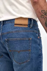 Jean de corte recto clásico con cadera levemente holgada, confeccionado en denim azul con lavado medio.