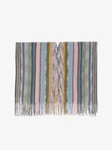 Capa o poncho de tejido de punto con diseño de zigzag multicolor, con cuello en V y flecos largos en el borde inferior.