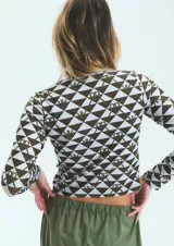 Polera verde con estampado de monogramas, de lycra con poliamida, cuello alto y mangas largas.