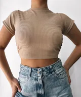 Remera corta de morley con mangas cortas y tiras para atar en la cintura.