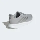 Championes de running Adidas modelo Runblaze, color gris con las tres tiras laterales en plateado. Presentan un exterior de malla transpirable, mediasuela Cloudfoam para mayor amortiguación y suela Adiwear de alta durabilidad.