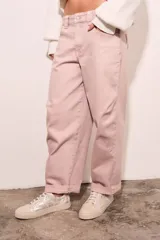Jean de tiro medio color rosa, corte baggy y ruedo doblado.