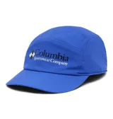 Gorra Columbia Powderkeg Ball Cap de color azul, con diseño de cinco paneles y visera plana. Presenta el logo clásico de la marca impreso en el frente en color negro y blanco.