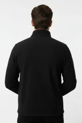 Buzo de polar color negro, con cuello alto y cierre frontal parcial.