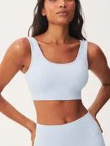 Top deportivo de tejido acanalado sin costuras, con escote redondo y diseño de espalda deportiva. Ofrece un ajuste ceñido y cómodo, ideal para actividades físicas.