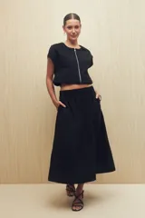 Falda midi color verde oliva, con cintura elastizada y bolsillos laterales.