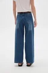 Pantalón jean negro de tiro alto y corte recto.
