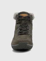 Bota de estilo montañista color gris oscuro, confeccionada en gamuza con detalles de piel sintética en el cuello. Presenta cierre mediante cordones con ganchos metálicos, suela de goma con tecnología Spinal Flex para mejorar la postura y punta redonda.