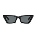 Lentes de sol de diseño moderno con marco rectangular de estilo cat-eye en color negro y cristales oscuros con protección UV 400.