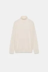Jersey de punto confeccionado en lana, con cuello subido y manga larga.