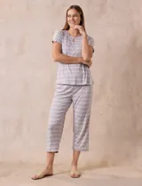 Conjunto de pijama estampado marca René Rofé, compuesto por remera de manga corta con escote redondo y botón, y pantalón capri con cintura elastizada.
