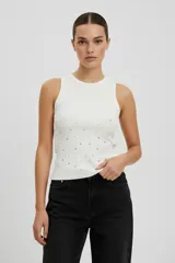 Musculosa de algodón color marfil, con cuello redondo y diseño ajustado al cuerpo, decorada con pequeñas aplicaciones de strass distribuidas por toda la prenda.