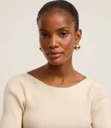 Blusa de punto acanalado en color verde oscuro, con escote bote y mangas cortas. Presenta un diseño ajustado al cuerpo y tejido de textura uniforme.