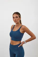 Top deportivo azul con espalda cuadrada, corte ancho debajo del busto y almohadillas desmontables.