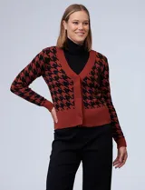 Cárdigan en tejido soft con estampado pata de gallo, marca Philosophy. Escote en V y abertura central con botones ocultos.