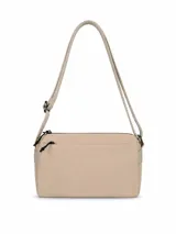 Cartera tipo bandolera de color negro, con diseño funcional de múltiples compartimentos con cierre y correa ajustable. Incluye detalle de etiqueta con logo de la marca en el frente.
