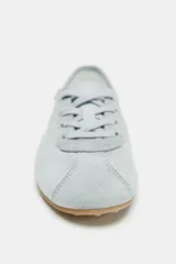 Zapato tipo blucher plano color celeste, con combinación de texturas y detalle de pespuntes.