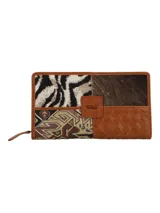 Billetera rectangular con cierre perimetral, confeccionada en una combinación de texturas que incluye paneles de cuero trenzado, cuero con pelo, estampado animal print y tejido jacquard con motivos geométricos. Presenta un parche central de cuero con el logo de la marca grabado.