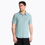 Camisa de manga corta Merrell modelo Akaroa, color verde agua, con cuello clásico, cierre frontal de botones y dos bolsillos frontales con solapa.