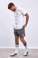 Bermuda color marrón claro con cordón ajustable en la cintura.