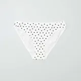 Braga blanca con estampado de corazones negros y ribete de encaje blanco.